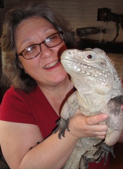 photo of Kelly Milner Halls with her iguana